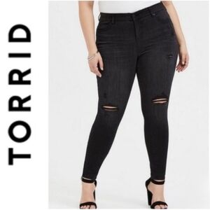 Torrid 24W Bombshell Skinny Black Destressed Jeans GUC Stretchy 3284-AZ